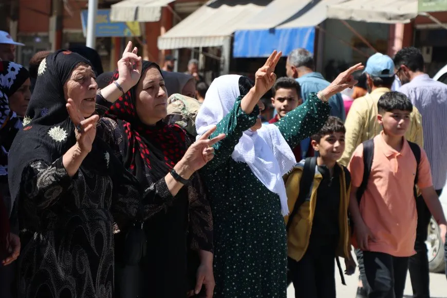 Şêniyên Qamişlo ji bo destekdayîna serhildana Wanê meşiyan