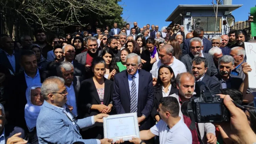 Devrîm Demîr û Ahmed Turk mazbata wergirtin û berê xwe da Wanê