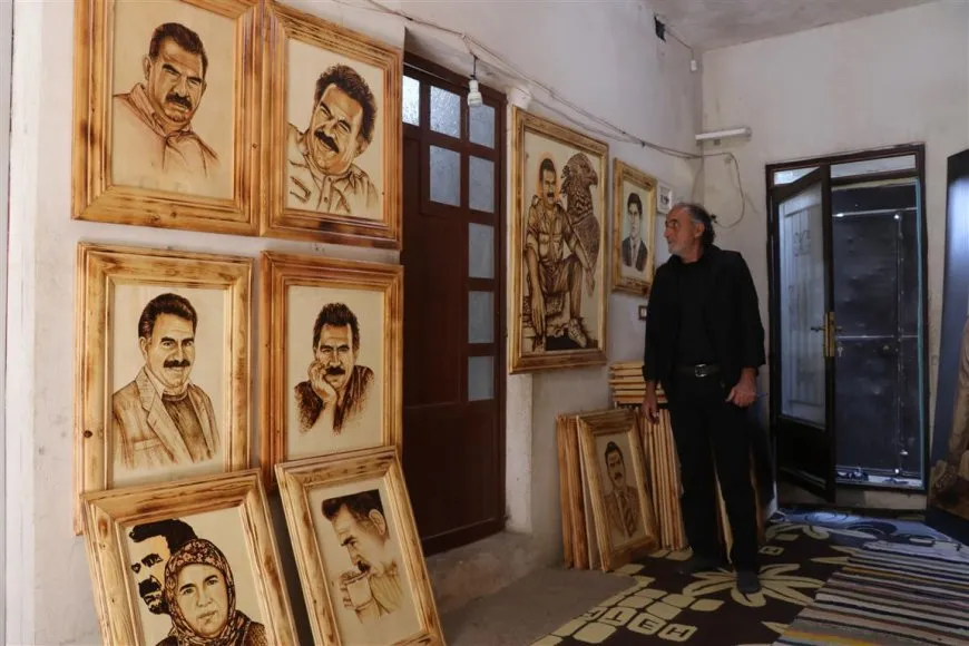 Wêneyên Rêber Abdullah Ocalan li ser textan neqş dike