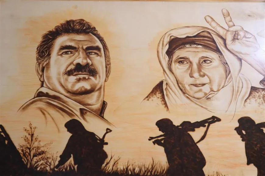 Wêneyên Rêber Abdullah Ocalan li ser textan neqş dike