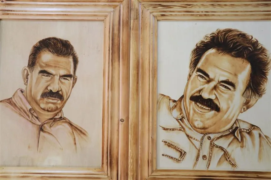 Wêneyên Rêber Abdullah Ocalan li ser textan neqş dike