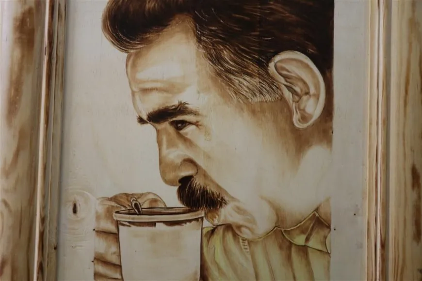 Wêneyên Rêber Abdullah Ocalan li ser textan neqş dike