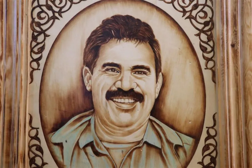 Wêneyên Rêber Abdullah Ocalan li ser textan neqş dike