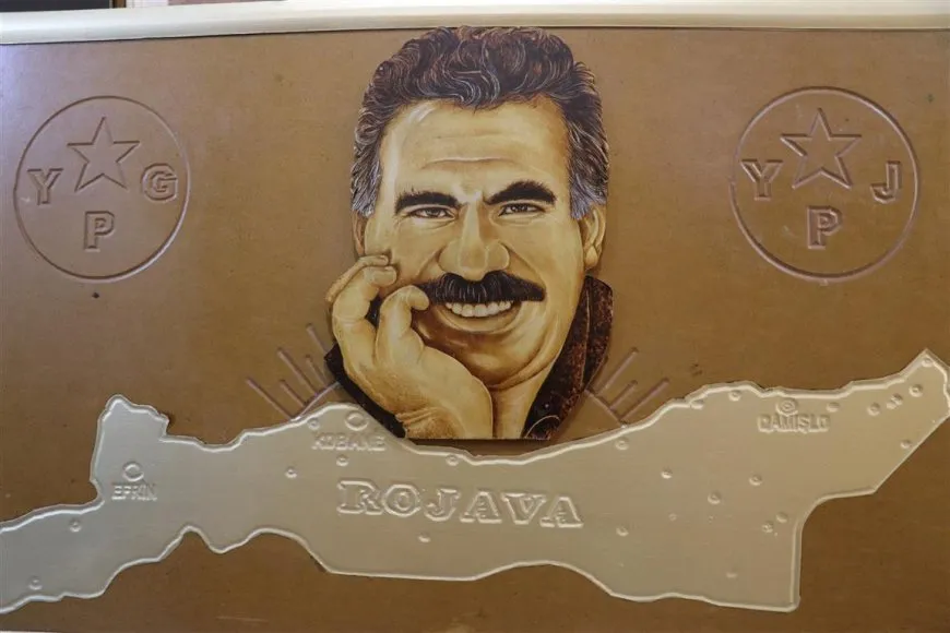 Wêneyên Rêber Abdullah Ocalan li ser textan neqş dike