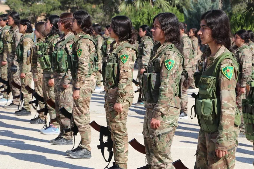 Şervanên YPJ`ê bi boneya 4`ê Nîsanê dar çandin