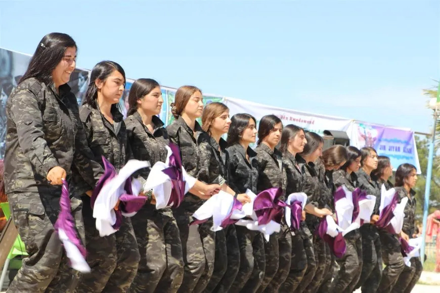 Şervanên YPJ`ê bi boneya 4`ê Nîsanê dar çandin