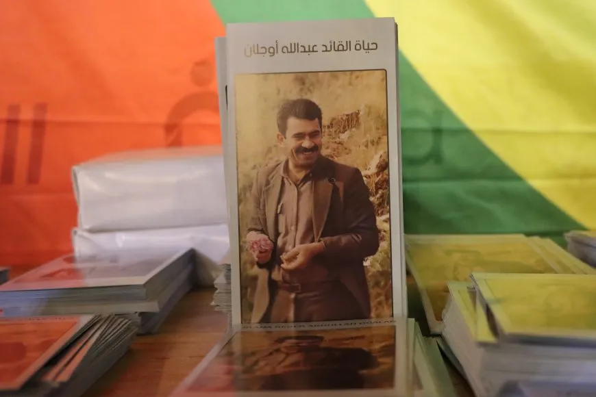 Buroşurên jiyana Rêber Abdullah Ocalan vedibêjin hatin belavkirin