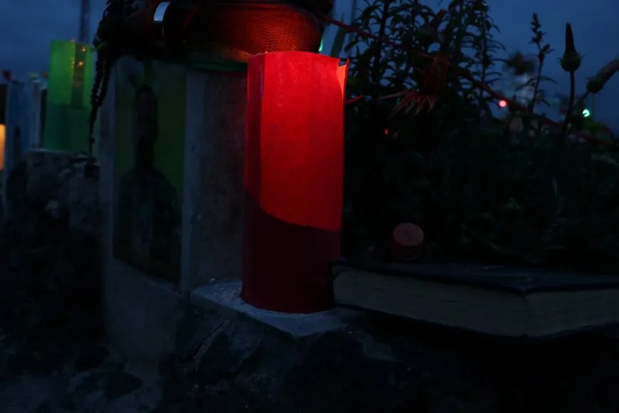 Mûm li ser gorên şehîdan hatin pêxistin