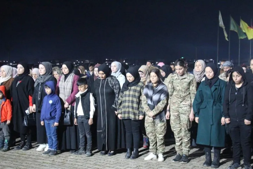 Mûm li ser gorên şehîdan hatin pêxistin