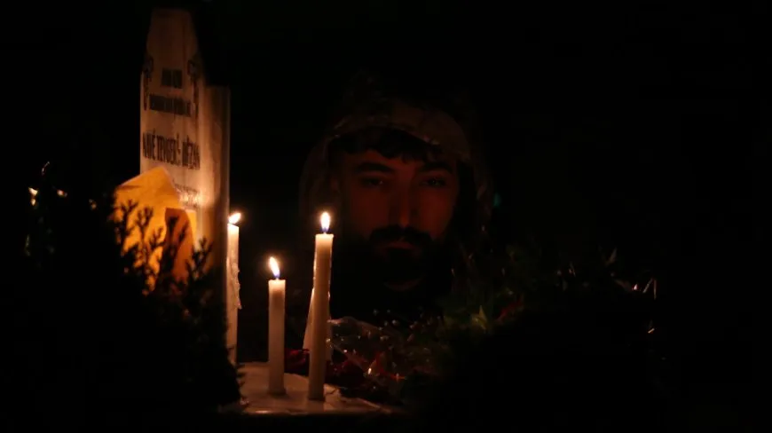 Mûm li ser gorên şehîdan hatin pêxistin