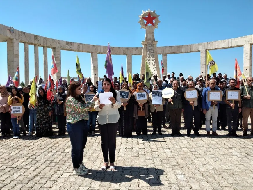 Malbatên şehîdan êrişa li ser goristana şehîdan şermezar kir