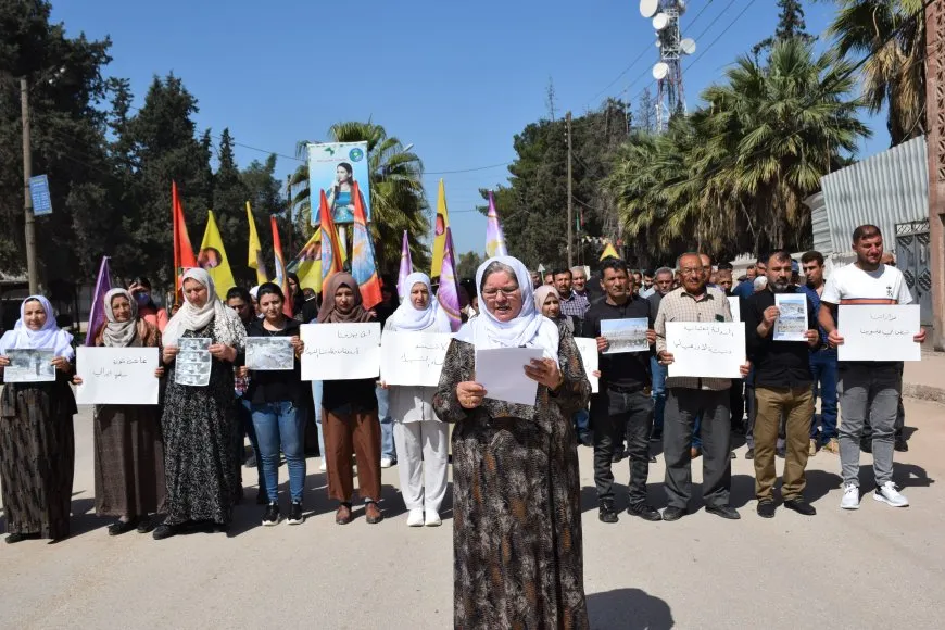 Malbatên şehîdan êrişa li ser goristana şehîdan şermezar kir