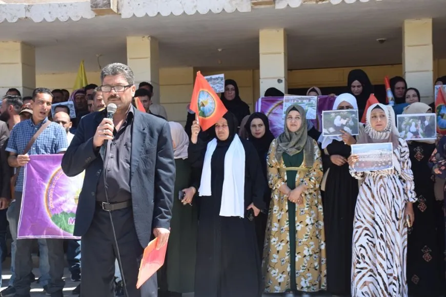 Malbatên şehîdan êrişa li ser goristana şehîdan şermezar kir