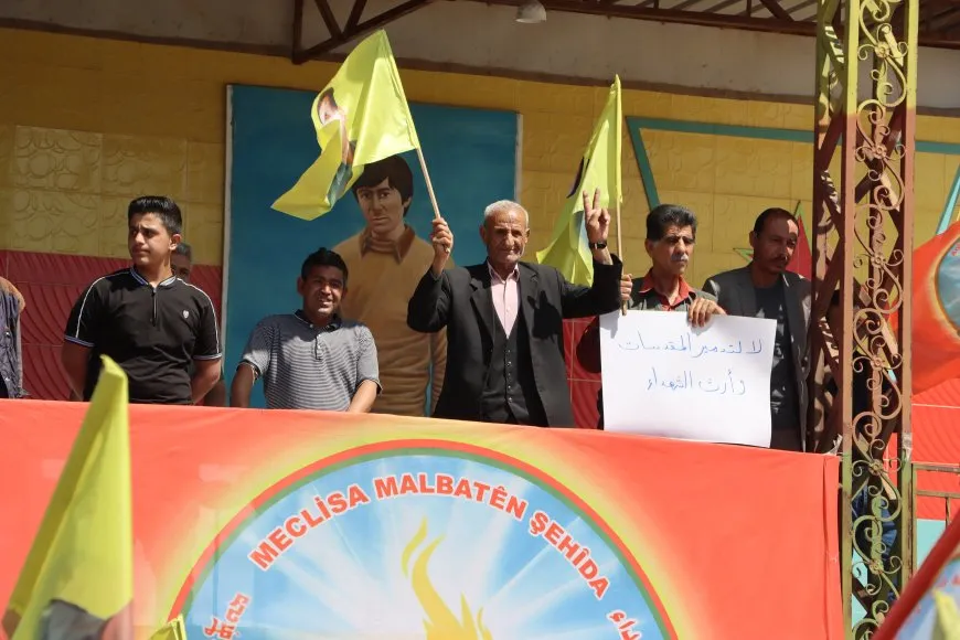 Malbatên şehîdan êrişa li ser goristana şehîdan şermezar kir