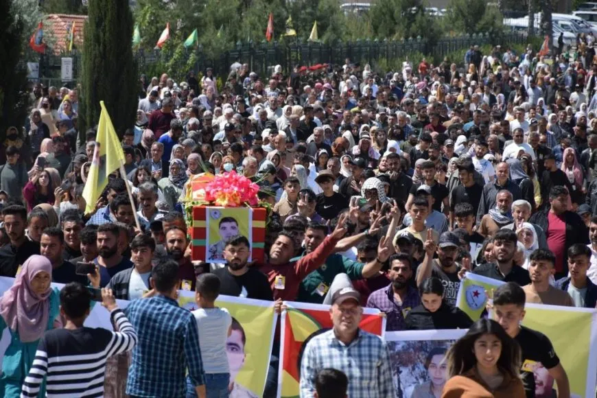 Li Kobanê merasîmê 2 şehîdan