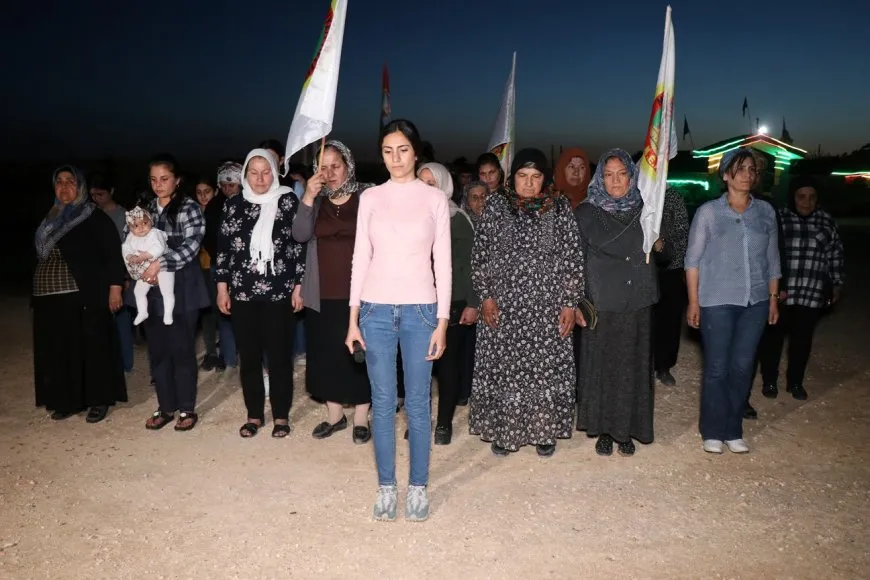 Mala Êzidiyan a Helebê mûm li ser gorên şehîdan pêxistin
