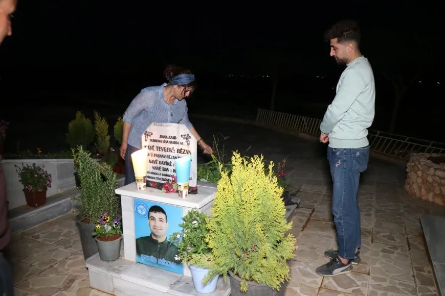 Mala Êzidiyan a Helebê mûm li ser gorên şehîdan pêxistin