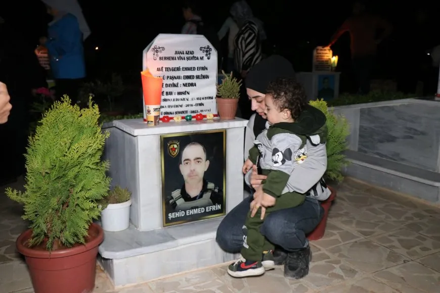 Mala Êzidiyan a Helebê mûm li ser gorên şehîdan pêxistin