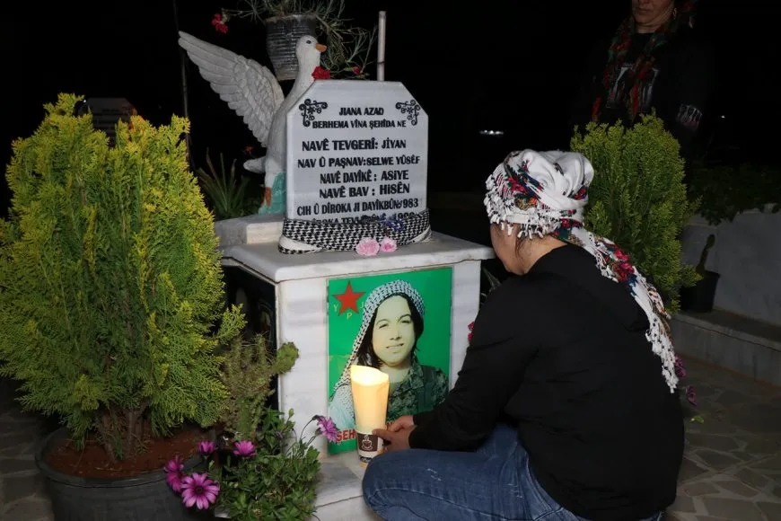 Mala Êzidiyan a Helebê mûm li ser gorên şehîdan pêxistin