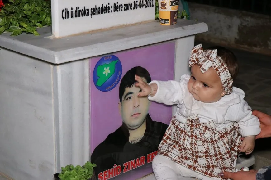 Mala Êzidiyan a Helebê mûm li ser gorên şehîdan pêxistin