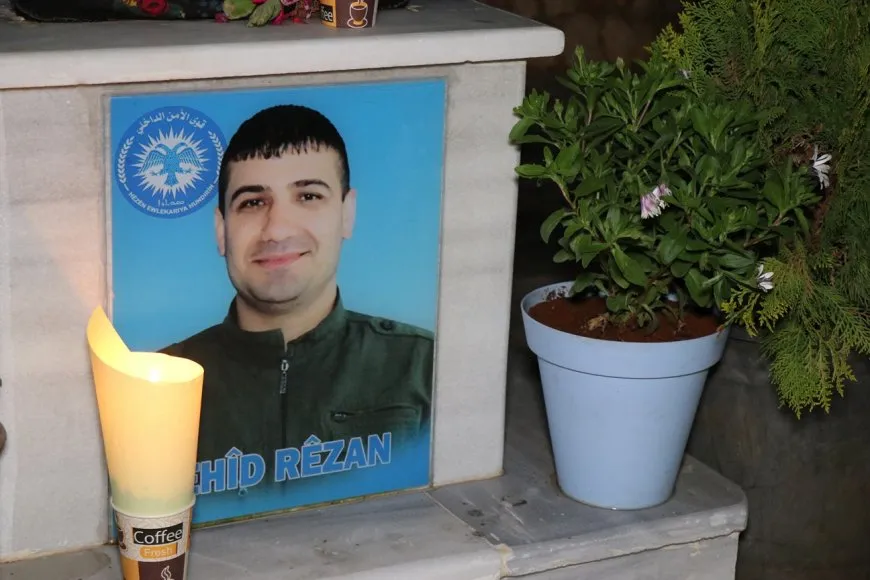 Mala Êzidiyan a Helebê mûm li ser gorên şehîdan pêxistin