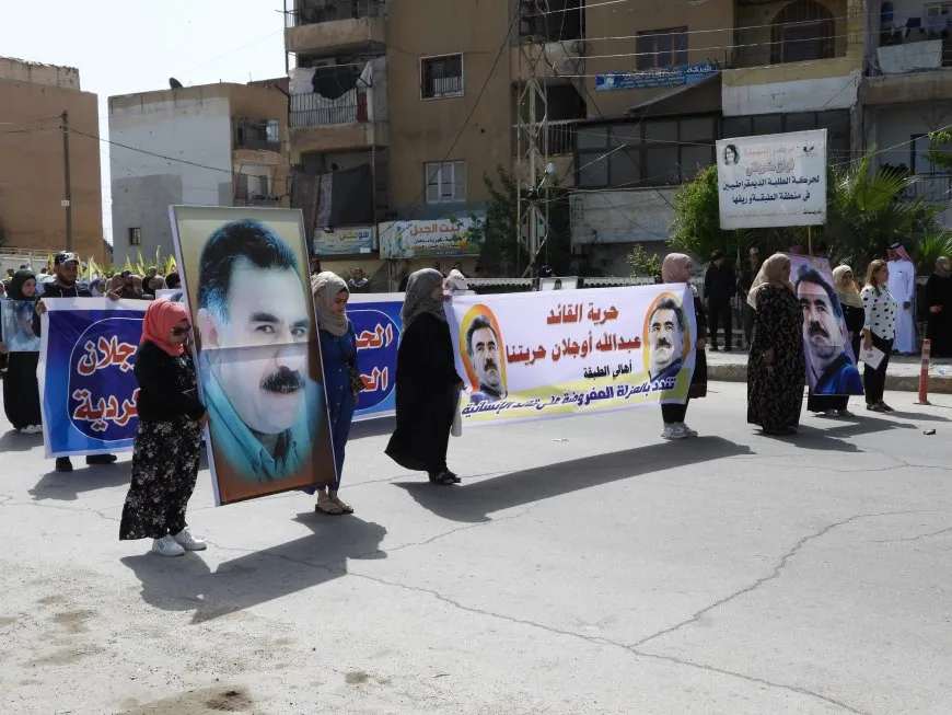 Şêniyên Tebqayê li dijî tecrîda li ser Rêber Abdullah Ocalan meşiyan