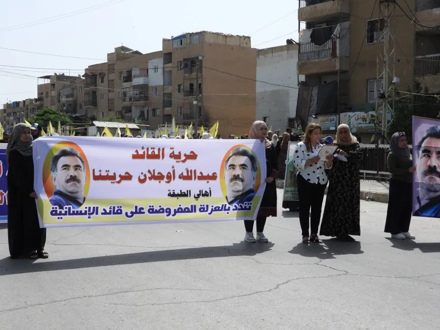 Şêniyên Tebqayê li dijî tecrîda li ser Rêber Abdullah Ocalan meşiyan