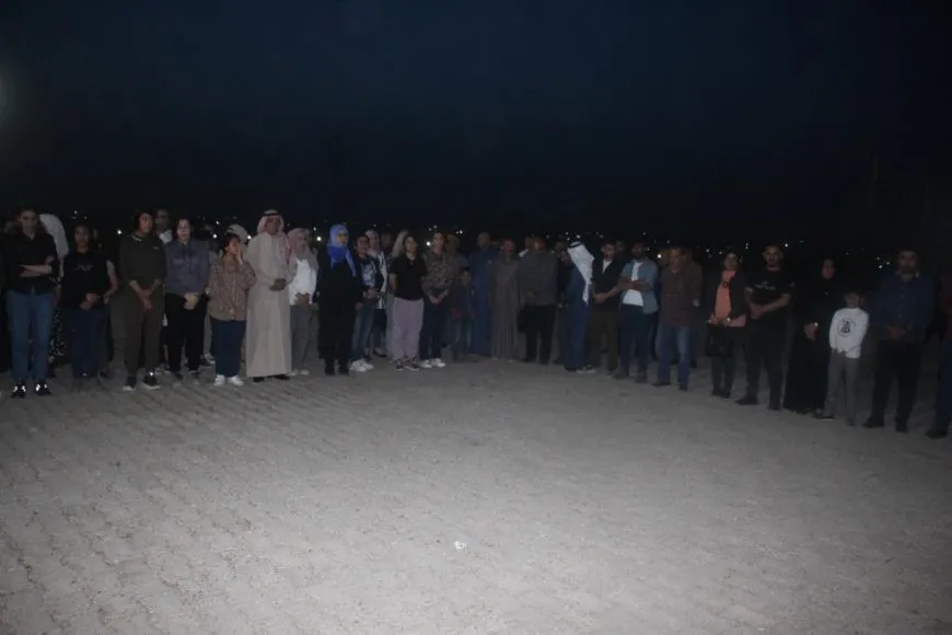 Xelkê Minbicê mûm li ser gorên şehîdan pêxistin