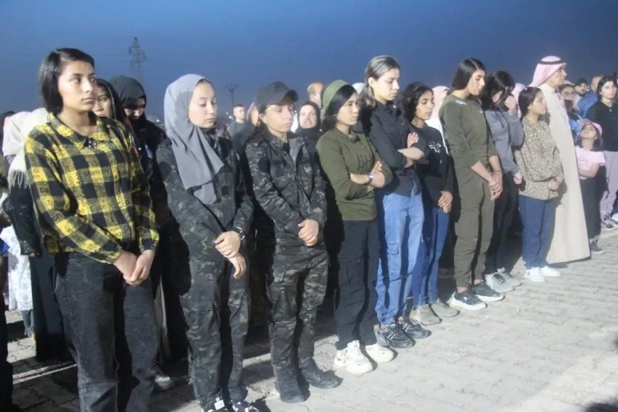 Xelkê Minbicê mûm li ser gorên şehîdan pêxistin