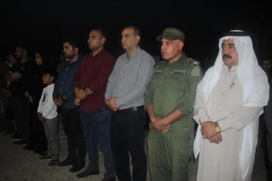 Xelkê Minbicê mûm li ser gorên şehîdan pêxistin