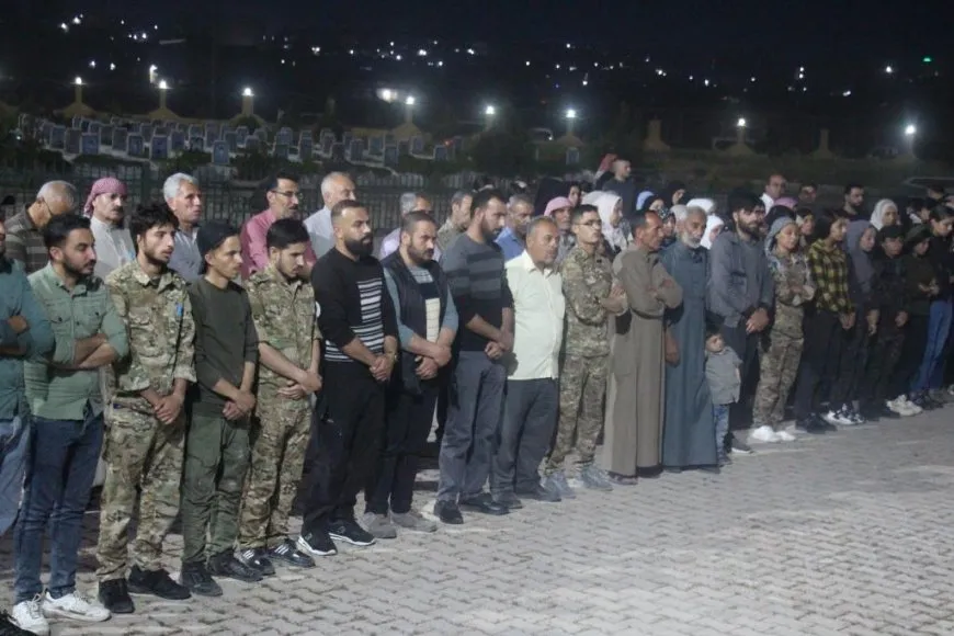 Xelkê Minbicê mûm li ser gorên şehîdan pêxistin