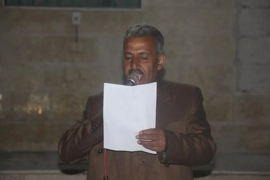 Xelkê Minbicê mûm li ser gorên şehîdan pêxistin