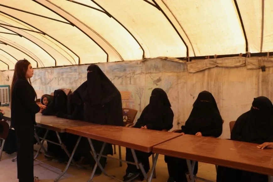 Rêveberiya Xweser niştecihên kampa Holê perwerde dike