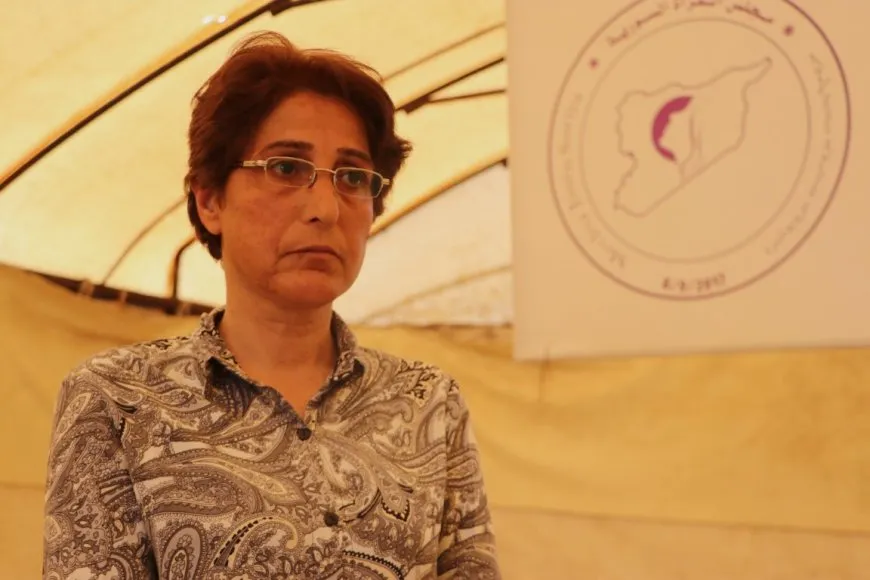Rêveberiya Xweser niştecihên kampa Holê perwerde dike