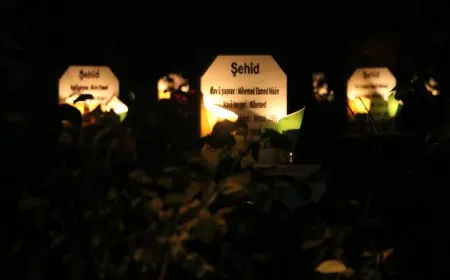 Xelkê Helebê mûm li ser gorên şehîdên pêxistin