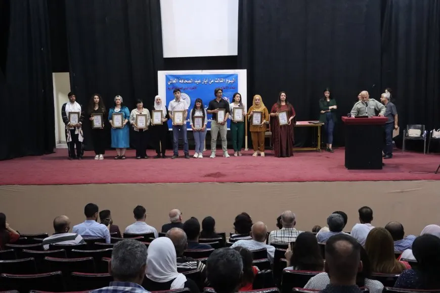 Li Qamişlo çalakiya bi boneya Roja Azadiya Rojnamevaniyê ya Cîhanê