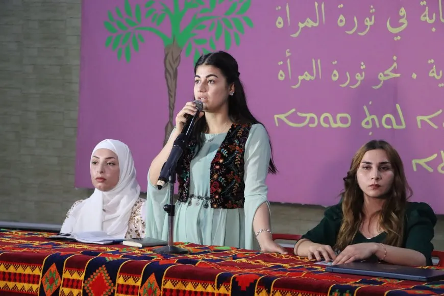 Jinên ciwan neteweya demokratîk û konfederalîzma jinê nîqaş dikin