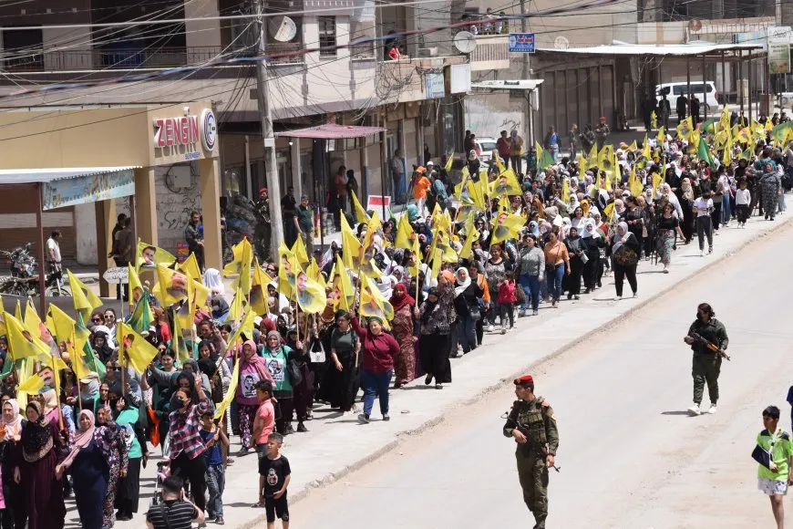 Las mujeres de Qamishlo organizan una marcha contra el aislamiento