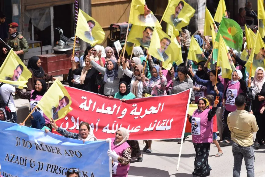 Jinên Qamişlo li dijî tecrîdê meşiyan