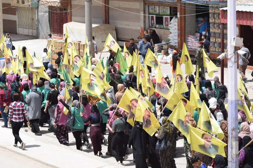 Jinên Qamişlo li dijî tecrîdê meşiyan