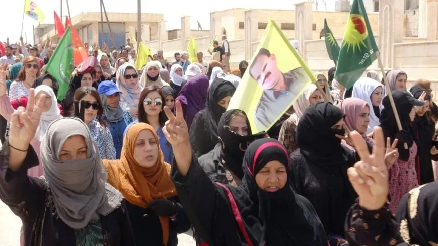 Şêniyên Eyn Îsayê bi meşekê biryarên li dijî girtiyên ˊDoza Kobanêˊ şermezar kirin