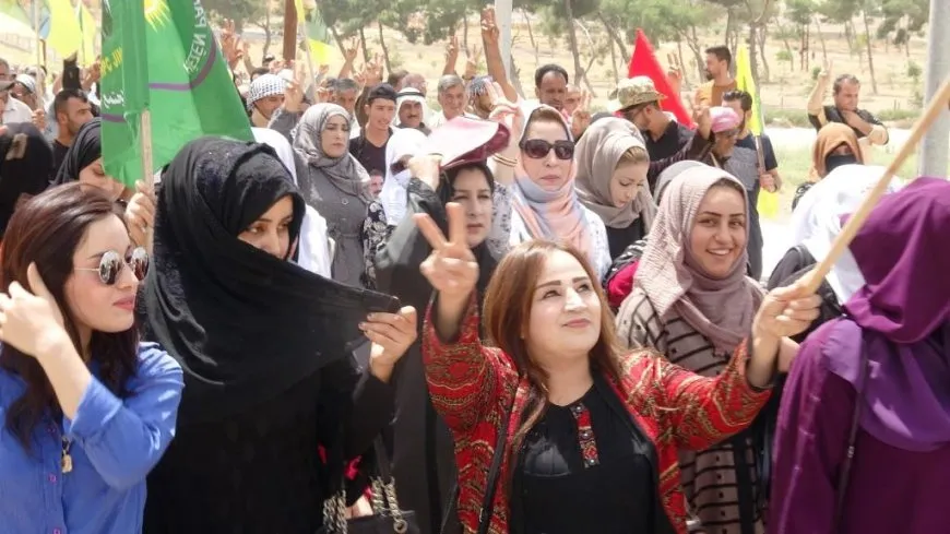 Şêniyên Eyn Îsayê bi meşekê biryarên li dijî girtiyên ˊDoza Kobanêˊ şermezar kirin