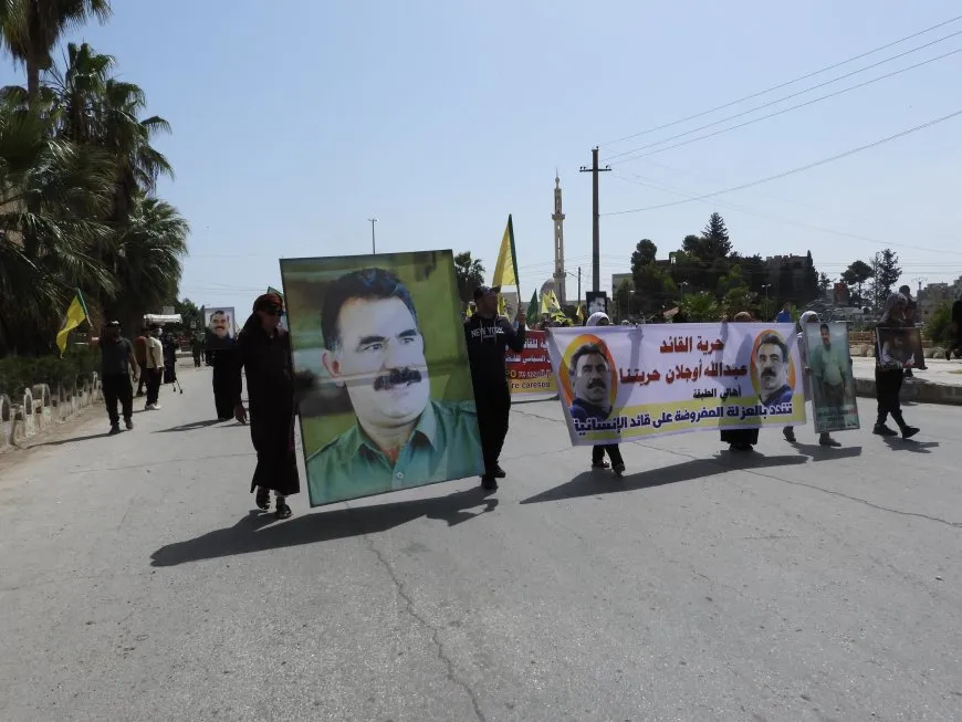 Tebqayî ji bo Rêber Abdullah Ocalan meşiyan
