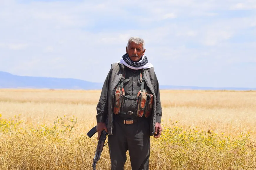 Zeviya wî nîn e lê nobedariya zeviyên çandiniyê dike