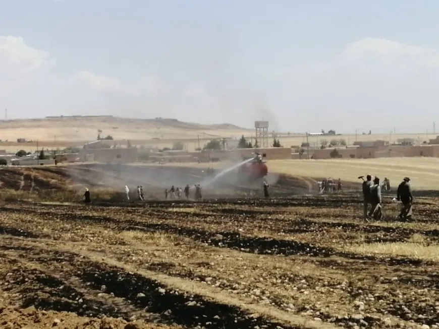 Los bomberos logran extinguir un incendio en campos agrícolas en Dirbêsîyê