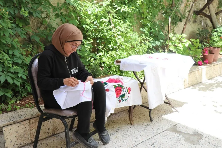 Bîra efrîniyan ku xwezaya bajêr vedibêje: Qenewîç