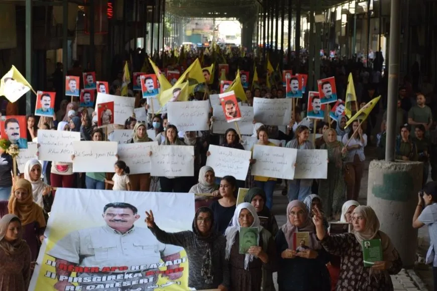 Şêniyên kantona Firatê li dijî êriş û tecrîdê meşiyan