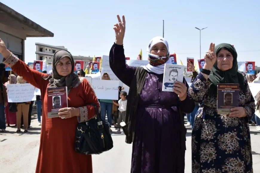 Şêniyên kantona Firatê li dijî êriş û tecrîdê meşiyan
