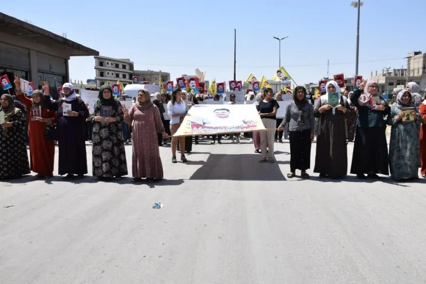Şêniyên kantona Firatê li dijî êriş û tecrîdê meşiyan