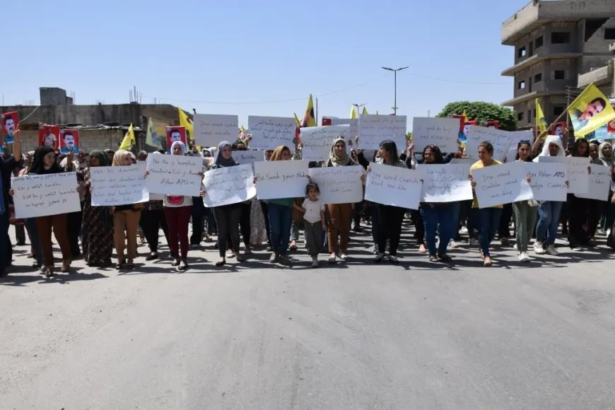 Şêniyên kantona Firatê li dijî êriş û tecrîdê meşiyan